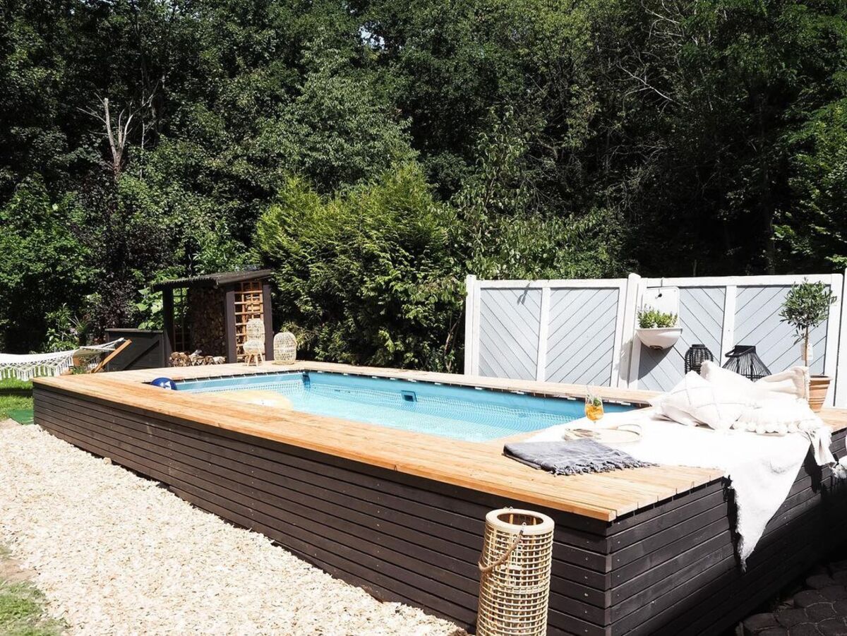 15 Wooden Pool Decks 11