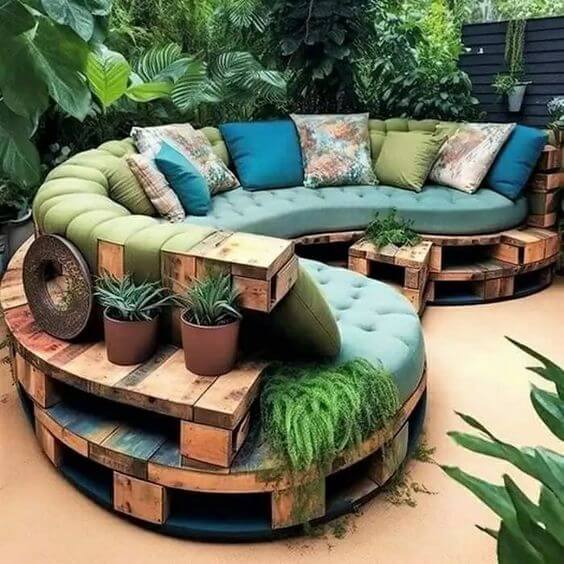 Rustic Elegance Making the Most of Pallet Wood in Your Outdoor Decor 25